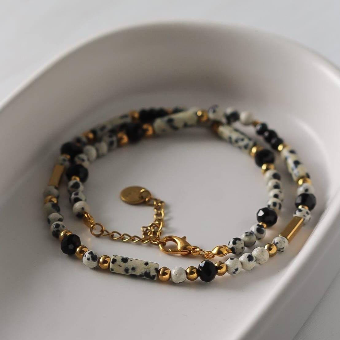 Halskette Mit Dalmatiner Jaspis, Graue Edelstein Halskette, Edelsteinschmuck in Erdtönen, Vergoldeter Edelstahl Schmuck, Boho Style von Osthera