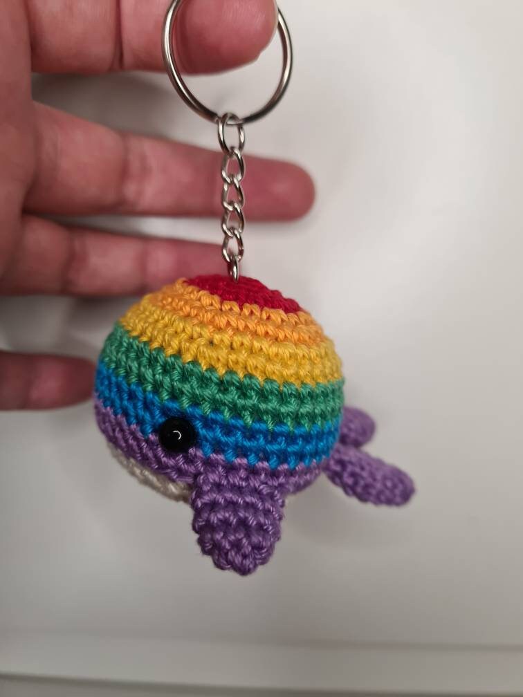 Schlüsselanhänger Gehäkelter Wal - Regenbogenfarbend von Ostseemaschen
