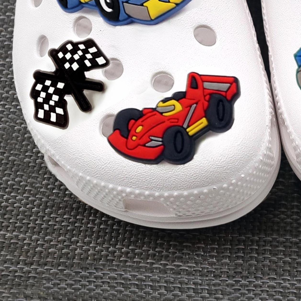 Motorsport Auto Schuhe Anstecker Jungen, Rennwagen Formel 1 Zielflagge Anhänger Rot von OstwindDE