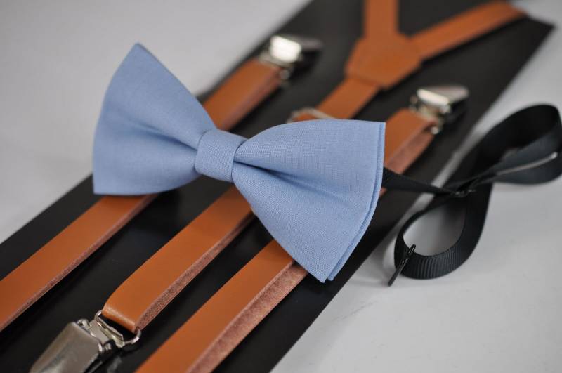 Dusky Dusty Blau Baumwolle Fliege + Hellbraun Tan Kunstleder Hosenträger Für Baby Kleinkind/Kinder Page Boy Oder Jugend Teenage von Osunworld