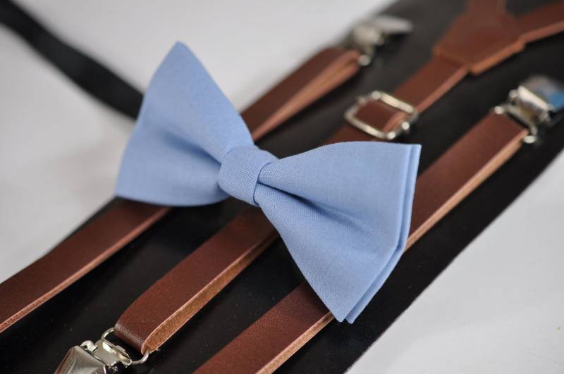 Dusky Dusty Blue Blush Light Cotton Bow Tie + Brown Faux Leder Adjustable Suspenders Braces For Kids Page Boy Toddler Or Youth von Osunworld