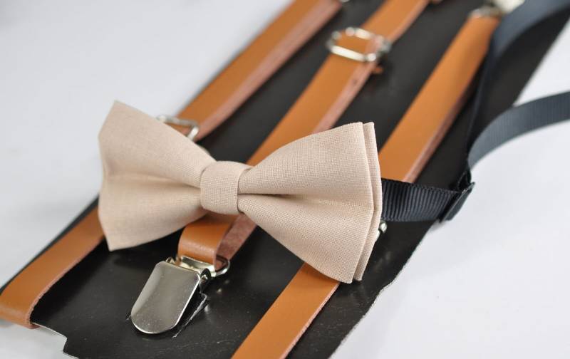 Light Begie Sand Color Cotton Bow Tie + Brown Tan Faux Leder Suspenders For Baby Baby/Page Boy Kids/Youth Teenage von Osunworld