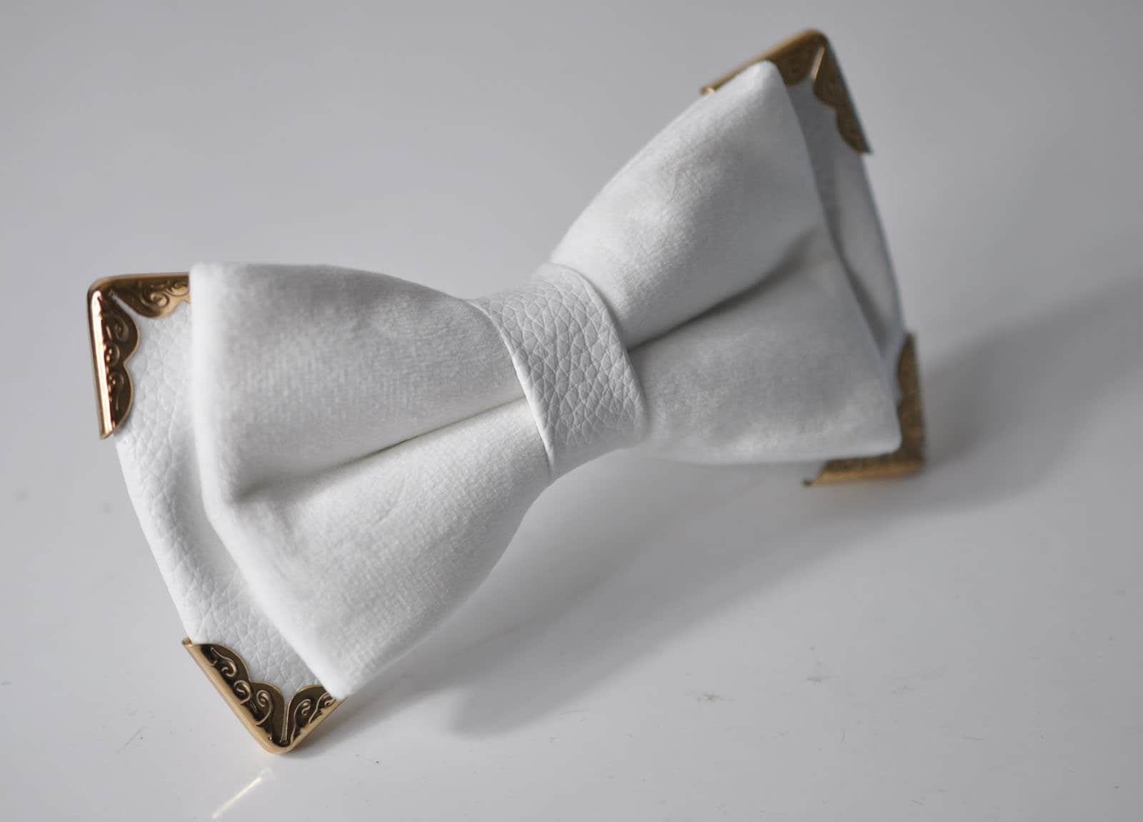 White Shining Pvc Faux Leder Samt 2 Lagen Gold Edge Pretied Bow Tie Bowtie Wedding Party Für Männer/Jugend Teenage/Boy/Baby von Osunworld