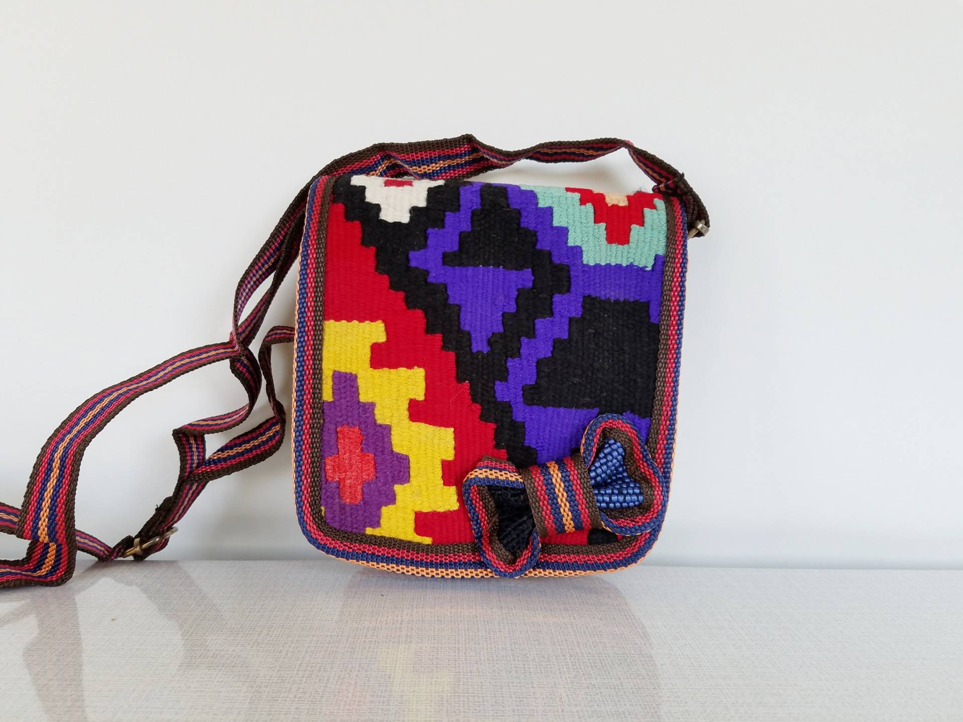 Handgewebte Kilim Woll-Umhängetasche Mit Schleifenakzent von OtantikArt