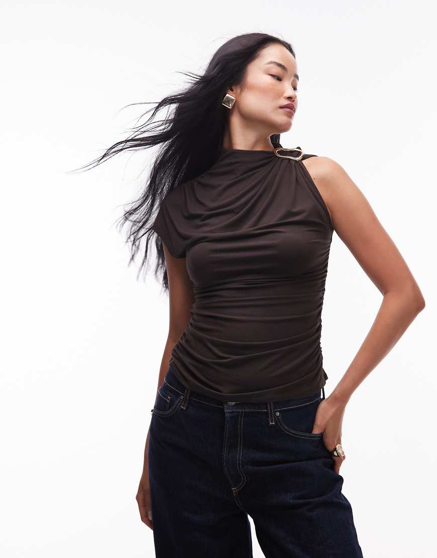 & Other Stories - Drapiertes Oberteil in Braun mit abnehmbarem goldfarbenem Metallverschluss von Other Stories