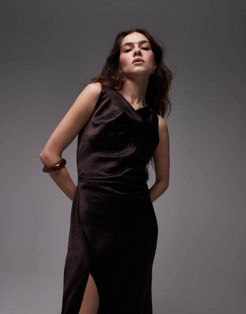 & Other Stories - Ärmelloses Midaxi-Kleid in Dunkelbraun aus Satin mit Drapierung und Beinschlitz von Other Stories
