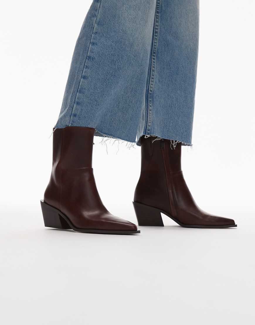 & Other Stories - Ankle-Boots aus Leder in dunklem Granatapfelrot mit spitzer Zehenpartie und Absatz von Other Stories