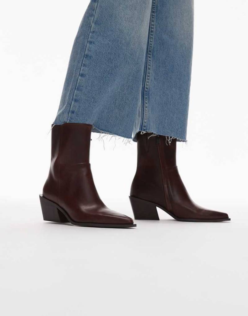 & Other Stories - Ankle-Boots aus Leder in dunklem Granatapfelrot mit spitzer Zehenpartie und Absatz & Other Stories - Ankle-Boots aus Leder in dunklem Granatapfelrot mit spitzer Zehenpartie und Absatz von Other Stories