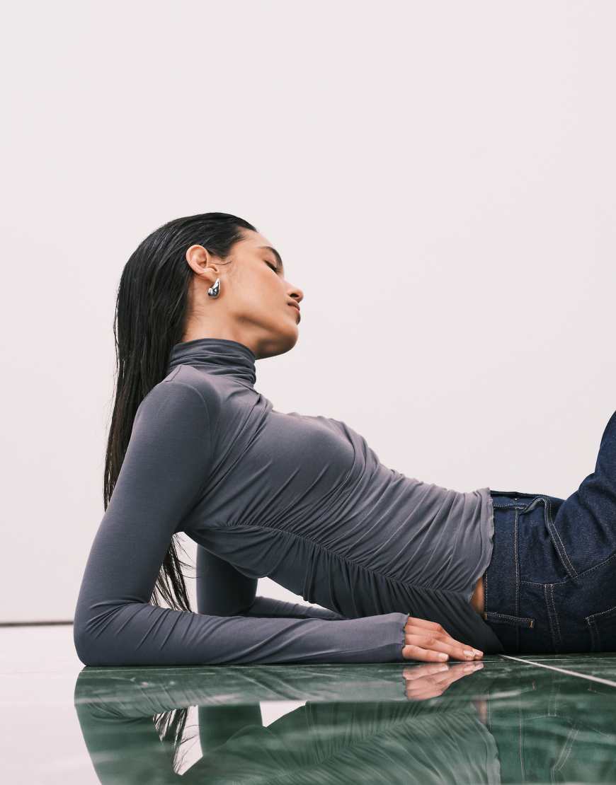 & Other Stories - Asymmetrisches, langärmliges Slim-Fit-Oberteil in Dunkelgrau mit Stehkragen von Other Stories