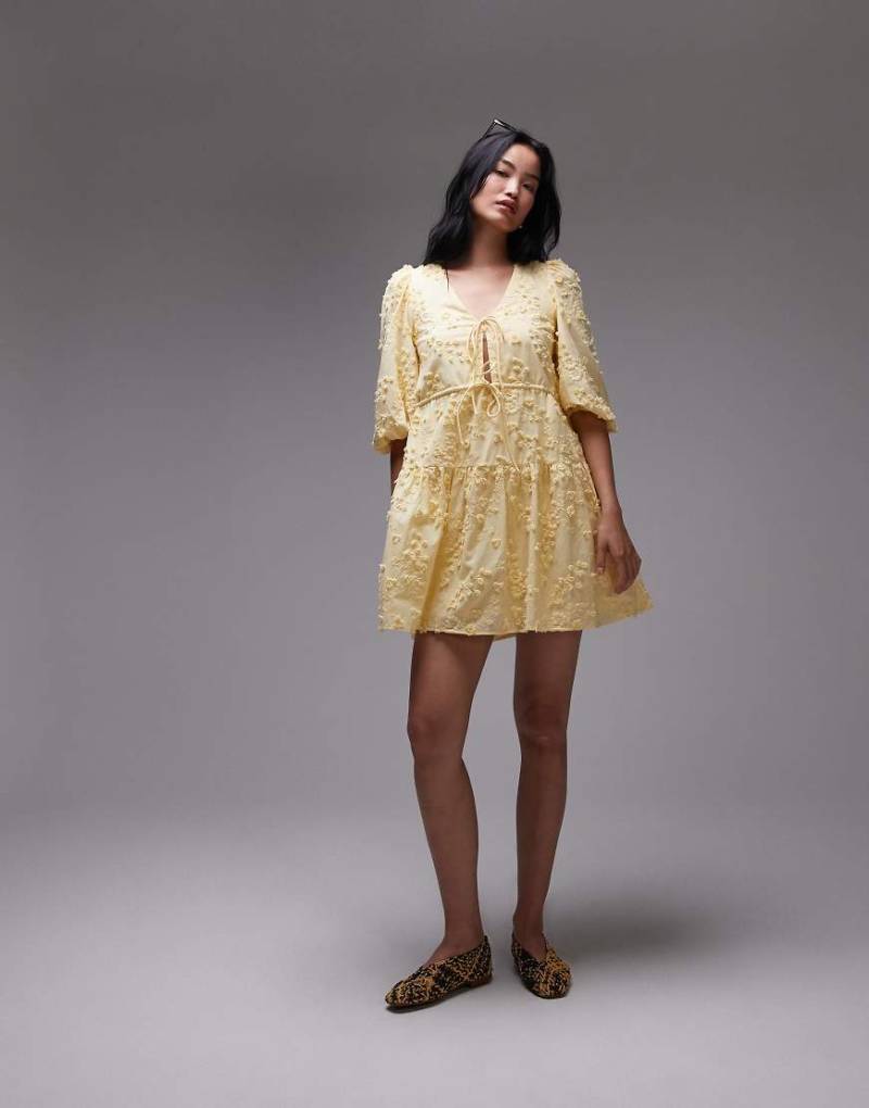 & Other Stories - Besticktes Minikleid in Gelb mit gebundener Vorderseite und Stufensaum-Neutral von Other Stories