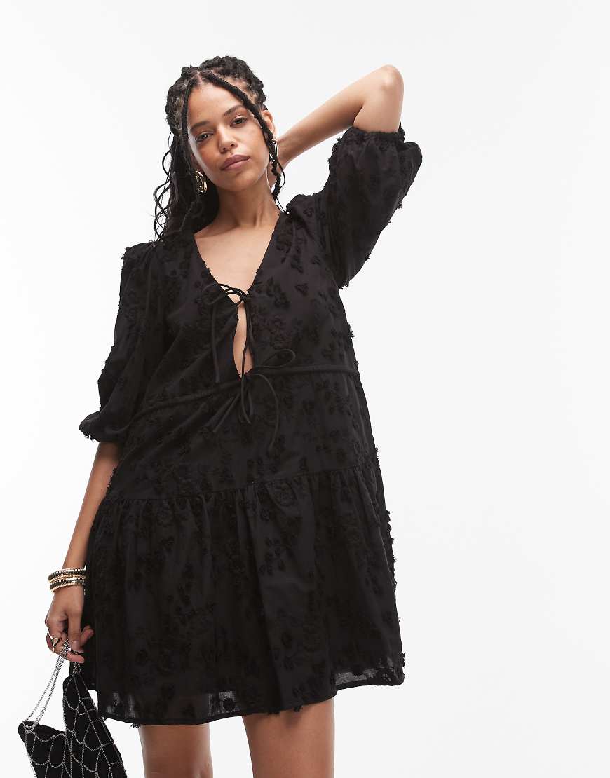 & Other Stories - Besticktes Minikleid in Schwarz mit gebundener Vorderseite und Stufensaum von Other Stories