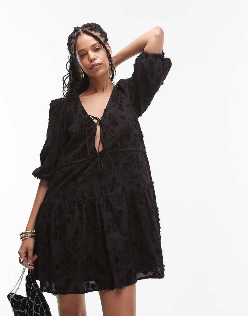 & Other Stories - Besticktes Minikleid in Schwarz mit gebundener Vorderseite und Stufensaum von Other Stories