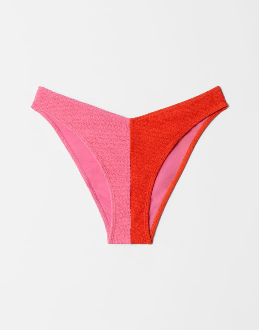 & Other Stories - Bikinihose mit Farbblockdesign in Rosa und Orange mit Knitterstruktur, V-Design und hohem Beinausschnitt-Bunt von Other Stories