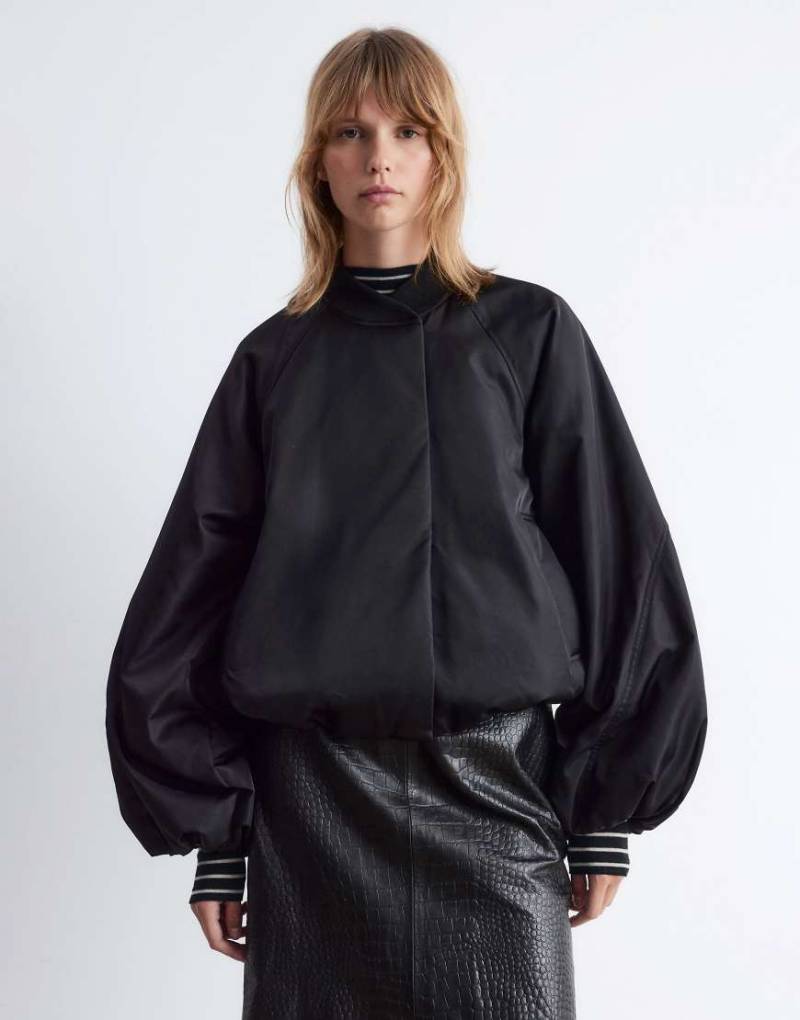 & Other Stories - Bomberjacke in Schwarz mit Reißverschluss und voluminösen Ärmeln von Other Stories