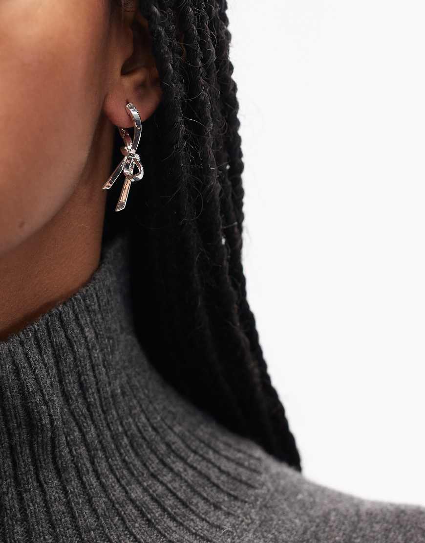 & Other Stories - Creolen in Silberoptik mit Schleifendesign von Other Stories