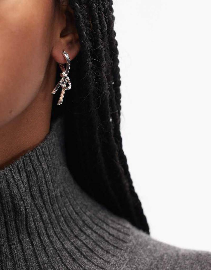 & Other Stories - Creolen in Silberoptik mit Schleifendesign von Other Stories