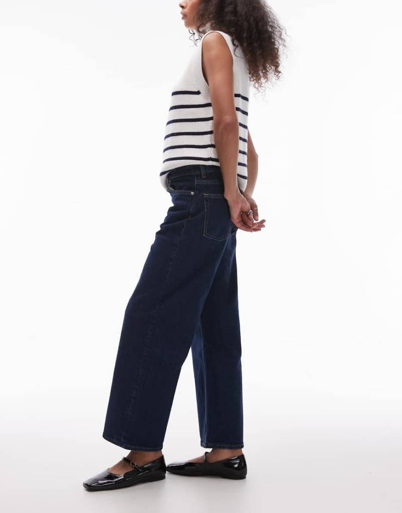 & Other Stories - Elastische, kurz geschnittene Jeans in blauer Rinse-Waschung mit weitem Bein von Other Stories