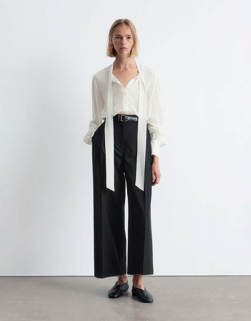 & Other Stories - Elegante Cropped-Hose in Schwarz mit Biesenfalte & Other Stories - Elegante Cropped-Hose in Schwarz mit Biesenfalte von Other Stories