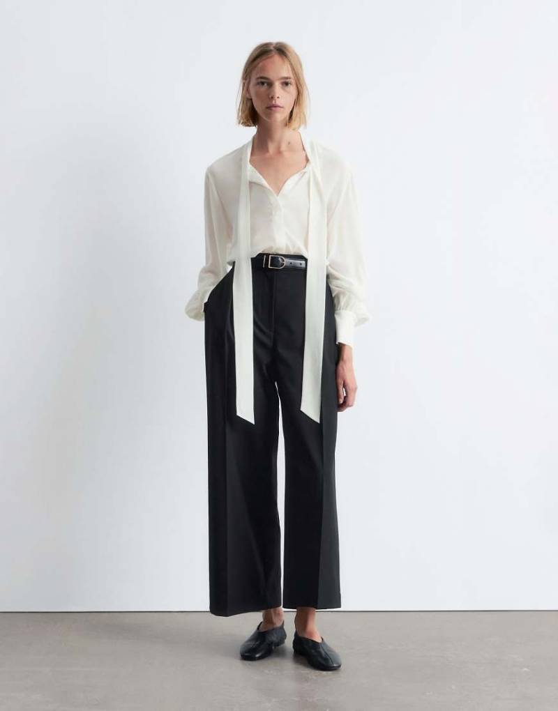 & Other Stories - Elegante Cropped-Hose in Schwarz mit Biesenfalte von Other Stories