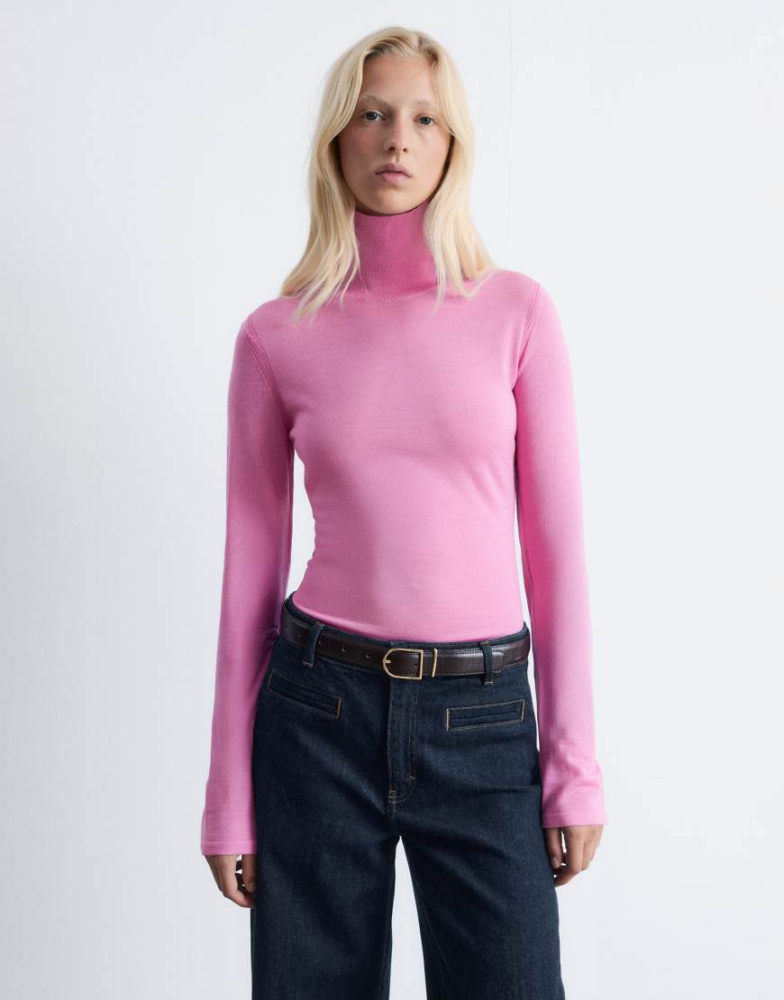 & Other Stories - Feinstrick-Rollkragenpullover aus Wolle in Rosa & Other Stories - Feinstrick-Rollkragenpullover aus Wolle in Rosa von Other Stories