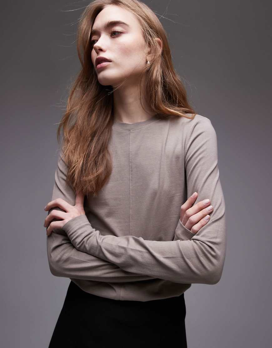 & Other Stories - Figurbetontes, langärmliges Jersey-Oberteil in Beige mit Frontnaht-Orange & Other Stories - Figurbetontes, langärmliges Jersey-Oberteil in Beige mit Frontnaht-Orange von Other Stories