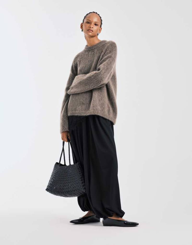 & Other Stories - Flauschiger Strickpullover aus superweichem Mohair in Dunkelbeige-Neutral von Other Stories