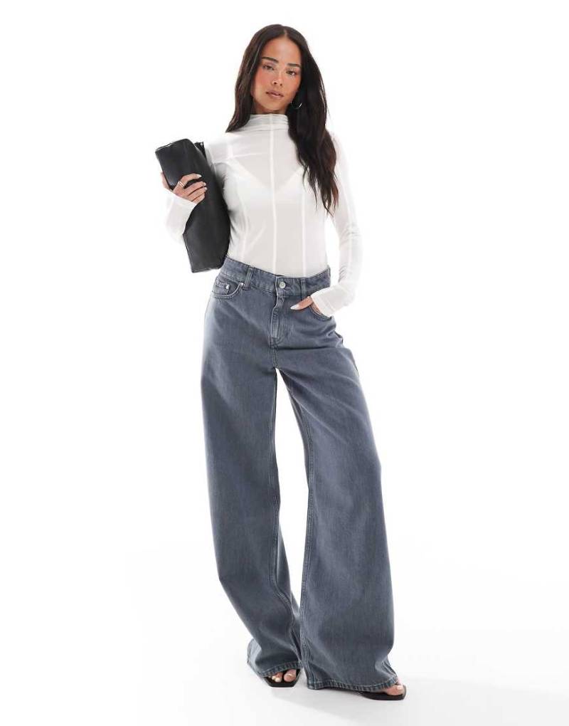 & Other Stories - Gio - Locker geschnittene Jeans in verwaschenem Grau mit mittelhohem Bund und weitem Bein von Other Stories