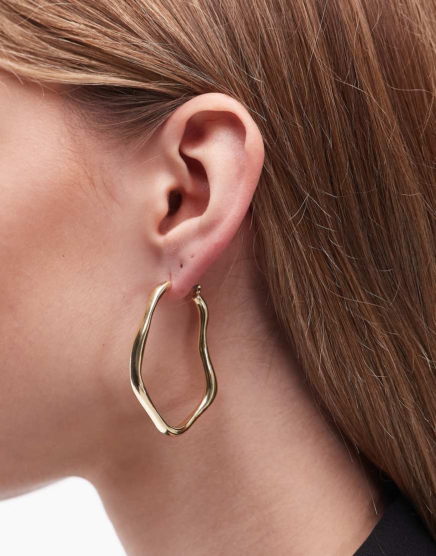 & Other Stories - Goldfarbene Creolen im abstrakten Design von Other Stories