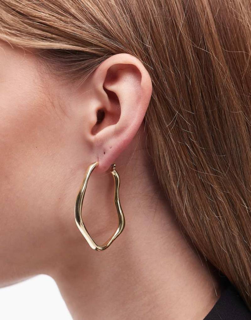 & Other Stories - Goldfarbene Creolen im abstrakten Design von Other Stories