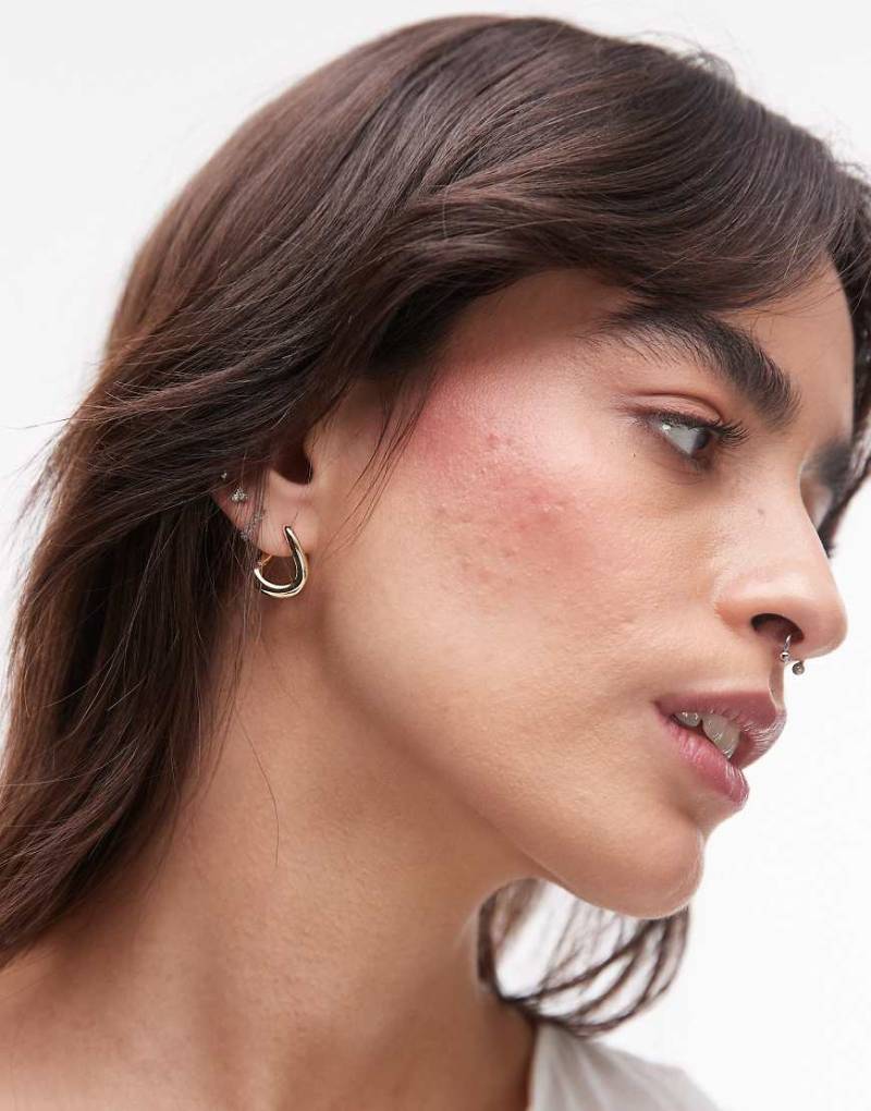 & Other Stories - Goldfarbene Creolen mit asymmetrischem, verdrehtem Design von Other Stories