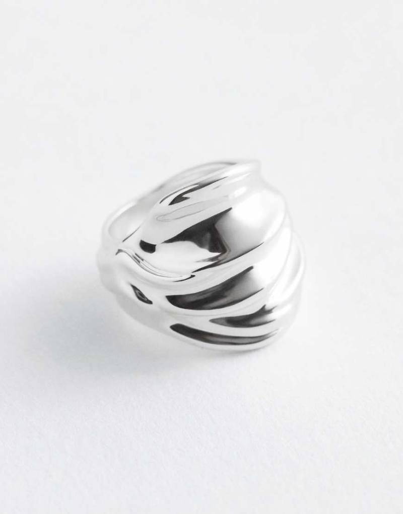 & Other Stories - Großer Ring in Silberoptik mit gebogenem Design von Other Stories