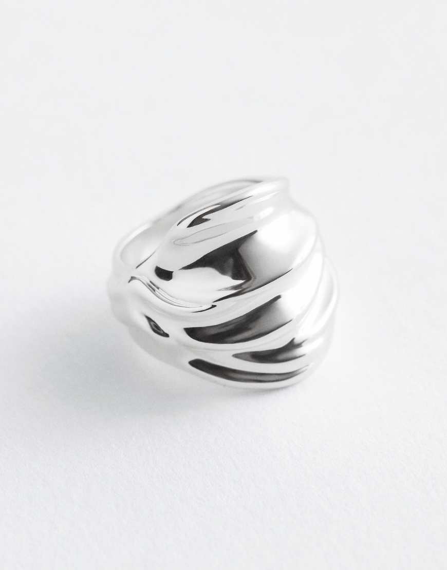 & Other Stories - Großer Ring in Silberoptik mit gebogenem Design von Other Stories