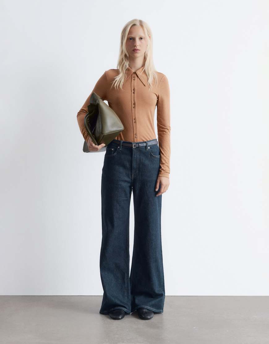 & Other Stories - Jeans in indigoblauer Rinse-Waschung mit mittelhohem Bund und weitem Bein & Other Stories - Jeans in indigoblauer Rinse-Waschung mit mittelhohem Bund und weitem Bein von Other Stories