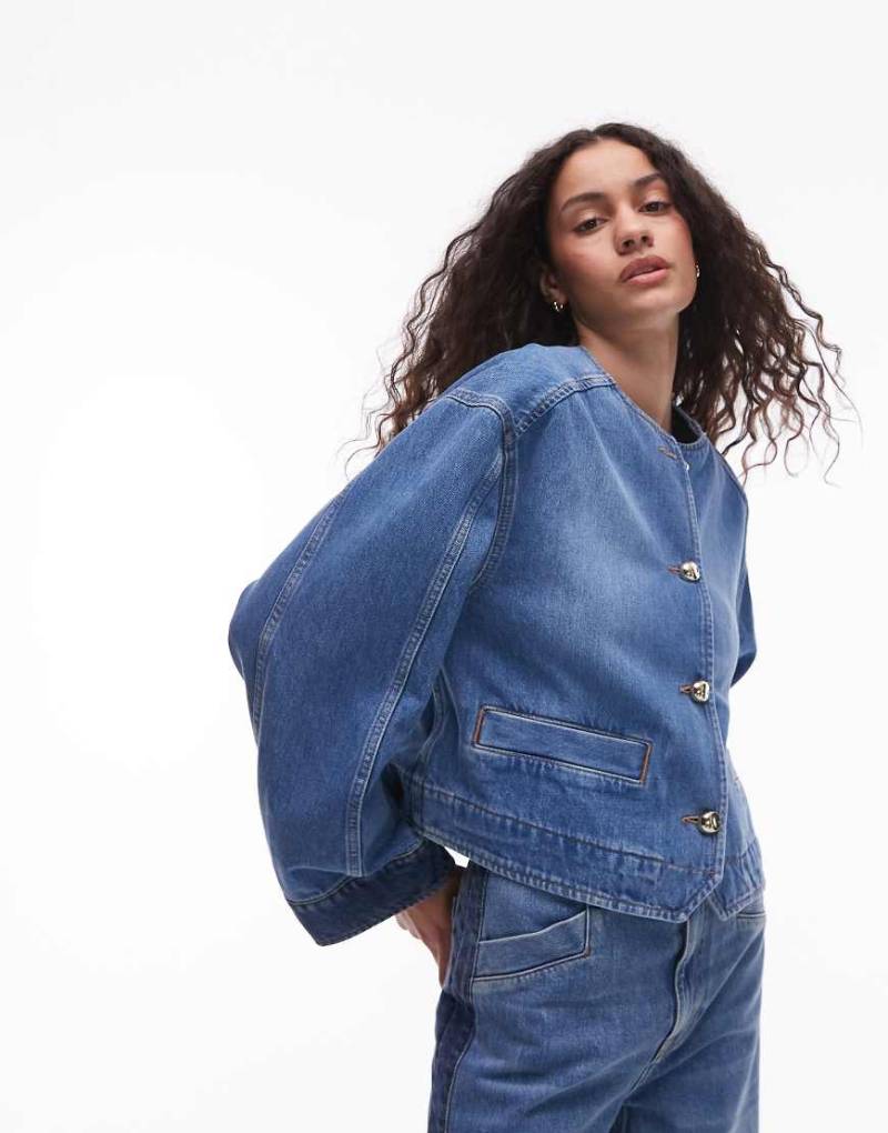 & Other Stories - Jeansjacke in verwaschenem Mittelblau mit skulpturalen Ärmeln von Other Stories