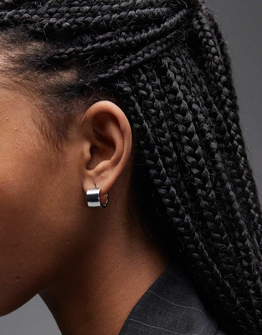 & Other Stories - Kleine, breite Creolen in Silberoptik von Other Stories