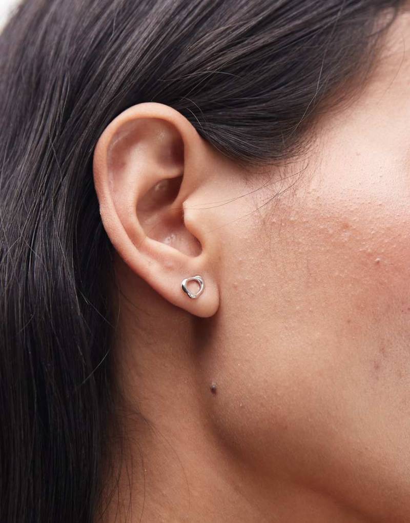 & Other Stories - Kleine, rechteckige Ohrstecker in Silberoptik mit strukturiertem, asymmetrischem Design von Other Stories