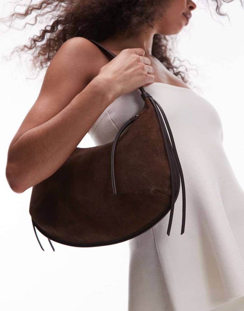 & Other Stories - Kleine gebogene Schultertasche aus braunem Wildleder mit Lederfransen von Other Stories