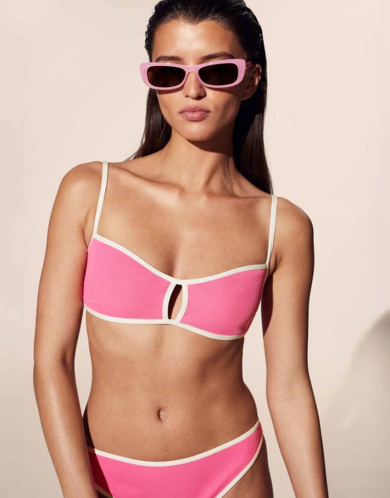 & Other Stories - Trägerloses, geripptes Bikinioberteil in Rosa mit Kontrastdesign von Other Stories