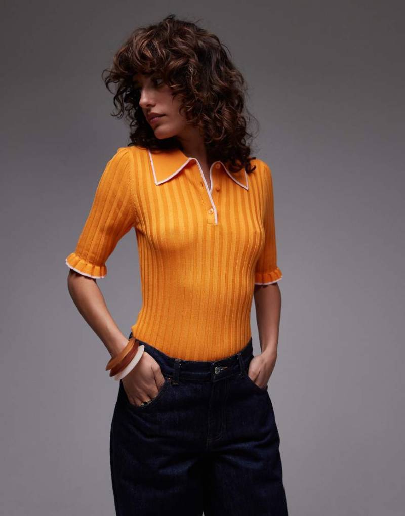 & Other Stories - Kurzärmliges Polo-Oberteil aus Rippstrick in Orange mit farblich abgesetztem Rüschenrand von Other Stories