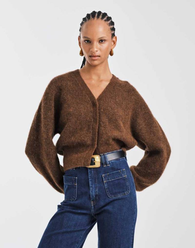 & Other Stories - Kurze, flauschige Strickjacke aus Alpaka-Wolle und Wolle in Braun-Brown von Other Stories