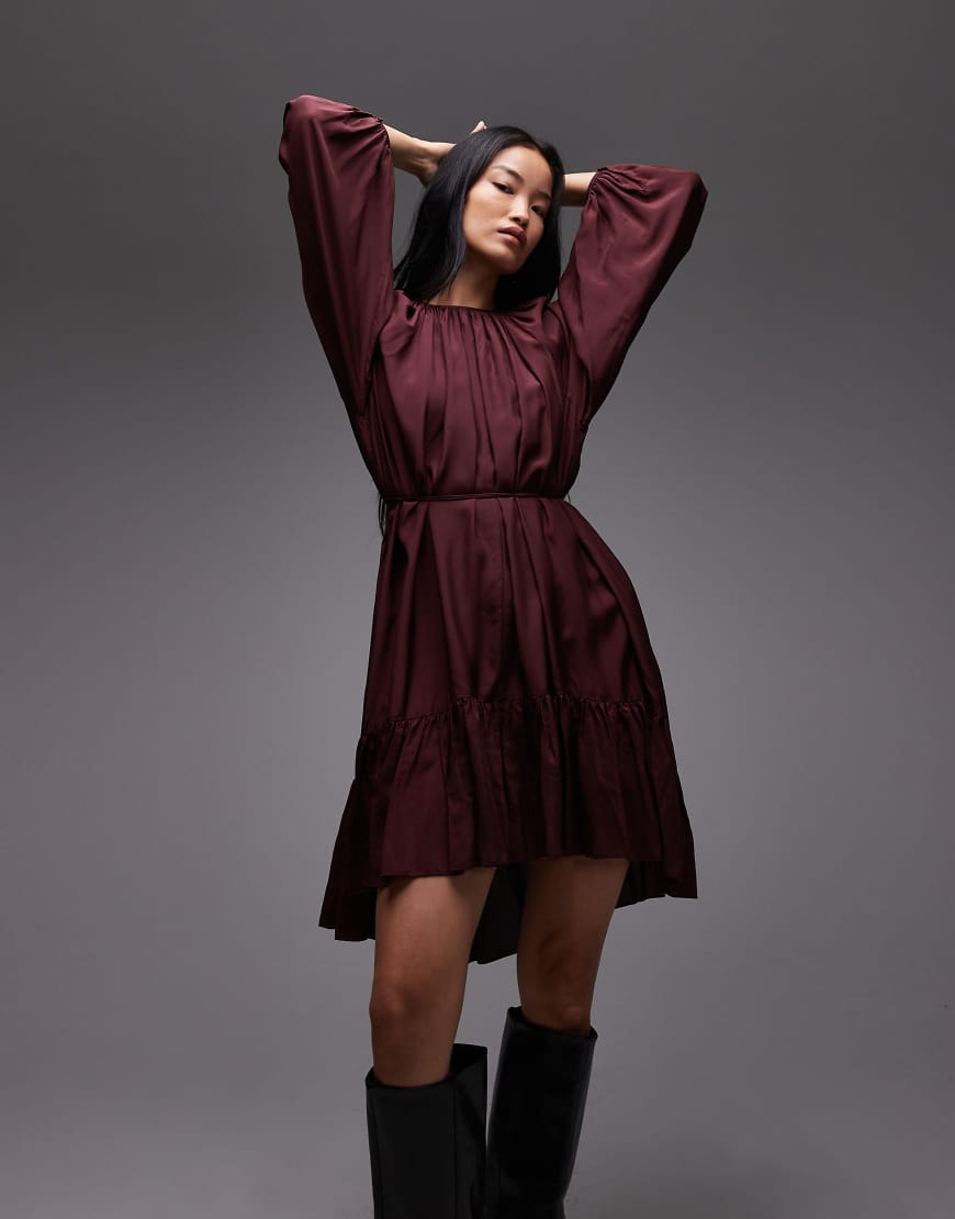 & Other Stories - Langärmliges Midikleid aus fließendem Material in Burgunderrot mit Rüschendetail von Other Stories