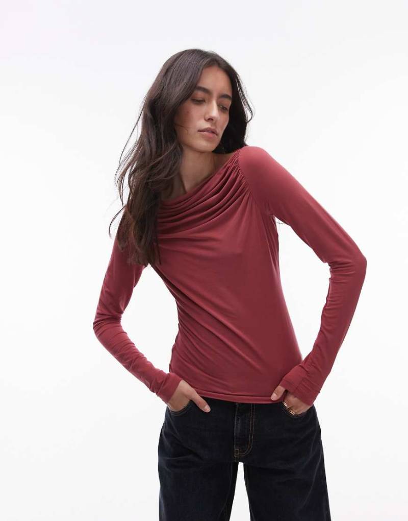 & Other Stories - Langärmliges Top aus superweichem Jersey in Rot mit gerafftem U-Boot-Ausschnitt von Other Stories