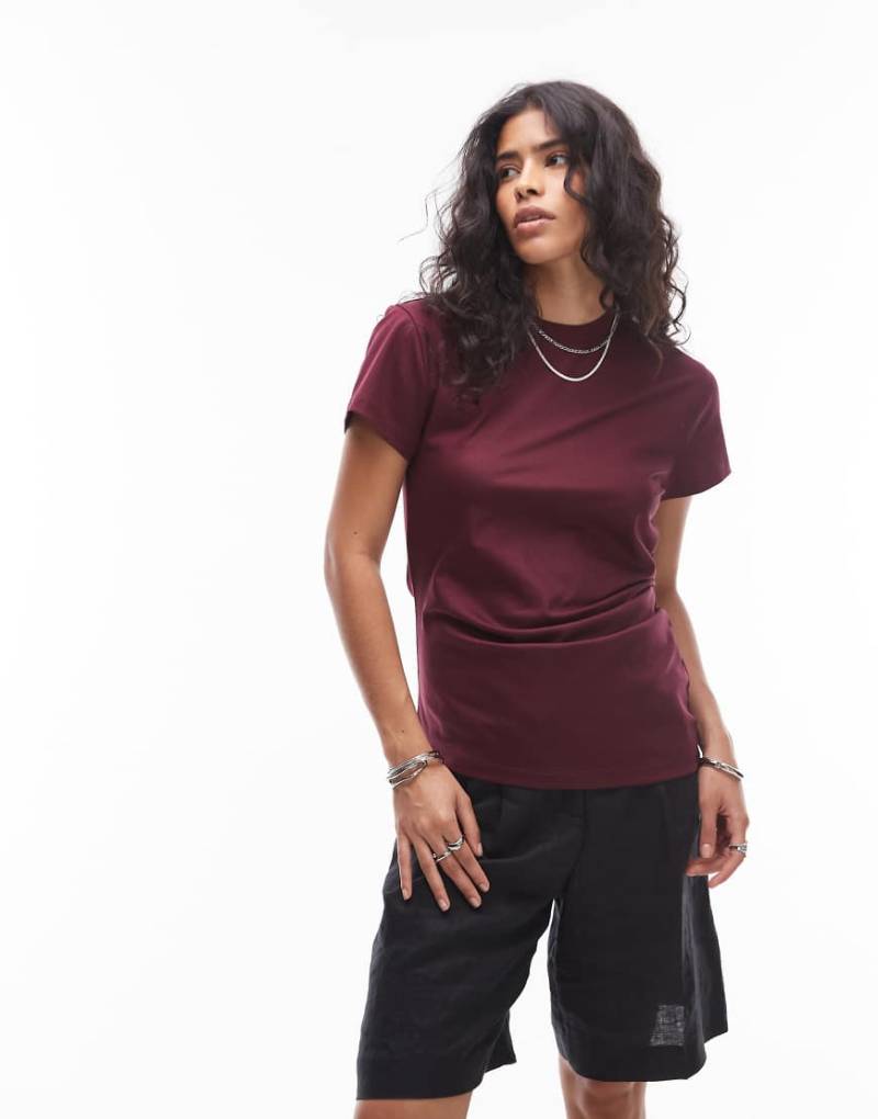 & Other Stories - Langes T-Shirt aus Jersey in Burgunderrot mit asymmetrischem Drapierungsdetail von Other Stories