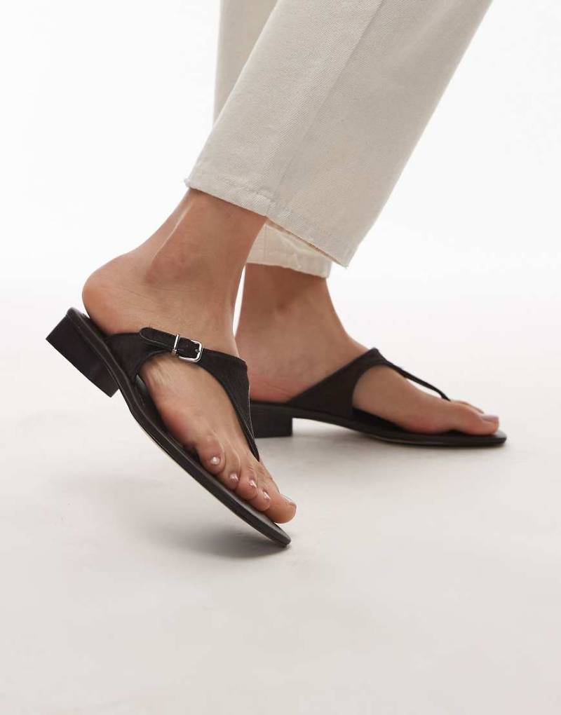 & Other Stories - Leder-Sandalen in Dunkelbraun mit Haar-Optik und Schnalle von Other Stories