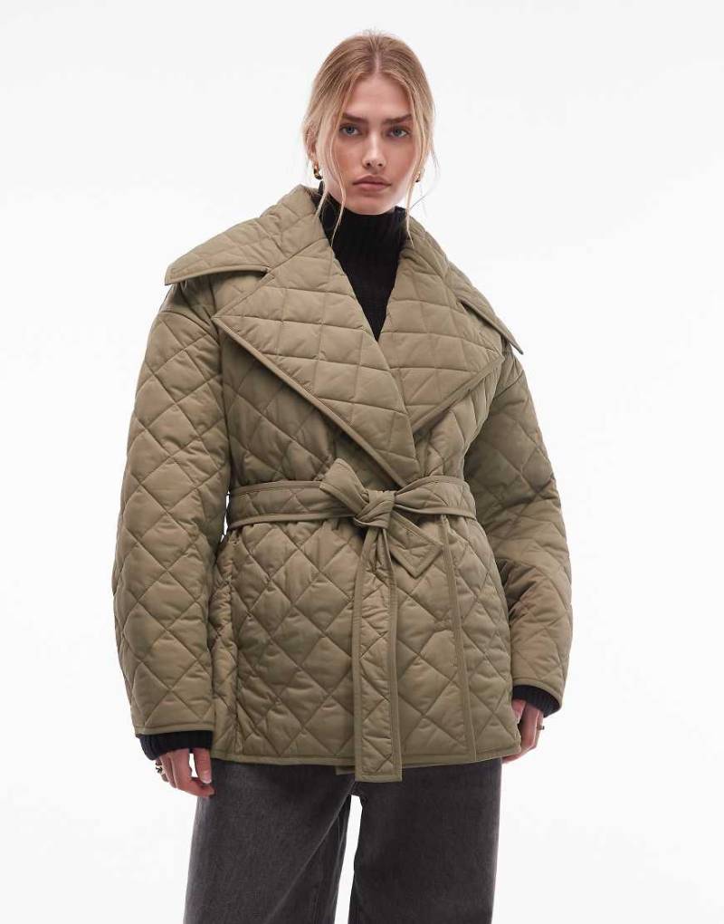 & Other Stories - Longline-Steppjacke in dunklem Khakigrün mit Gürtel von Other Stories