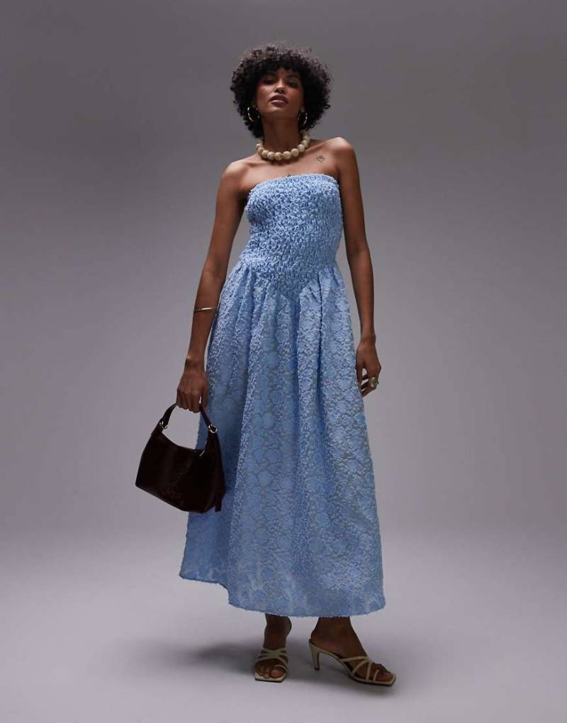 & Other Stories - Midikleid in Hellblau mit 3D-Blumenapplikationen und V-förmiger, tief angesetzter Taille von Other Stories