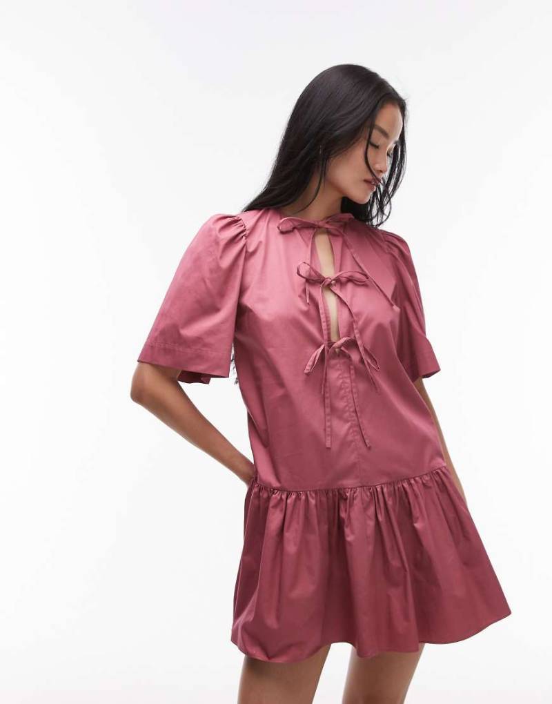 & Other Stories - Minikleid in Himbeerrot mit tiefer Taille und gebundener Vorderseite von Other Stories