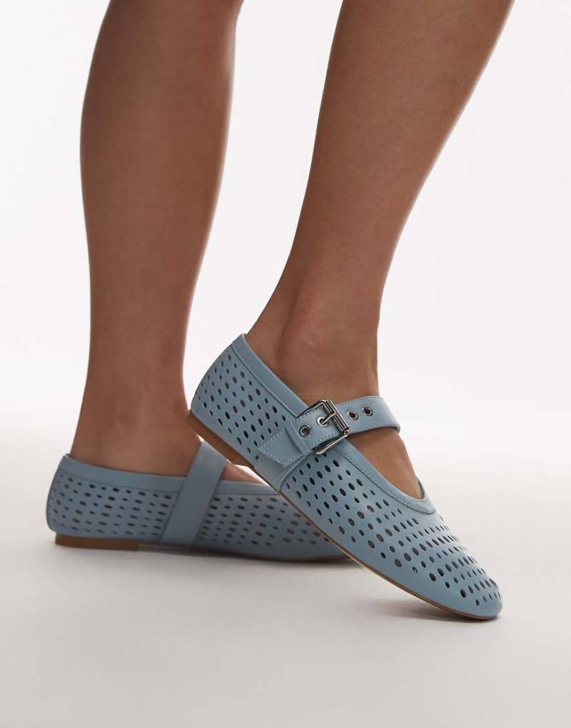 & Other Stories - Ballerinas aus perforiertem Leder in Hellblau mit Schnallenriemen von Other Stories