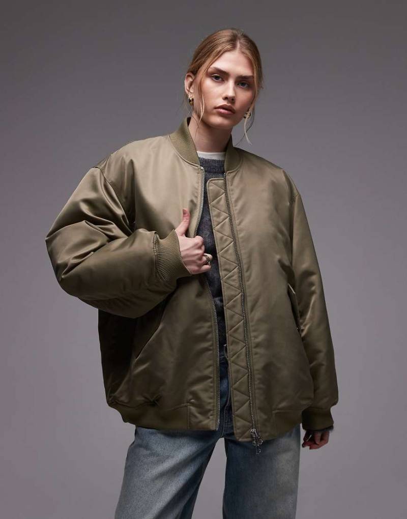 & Other Stories - Oversize-Bomberjacke aus Nylon in Khakigrün mit gerippten Ärmeln & Other Stories - Oversize-Bomberjacke aus Nylon in Khakigrün mit gerippten Ärmeln von Other Stories