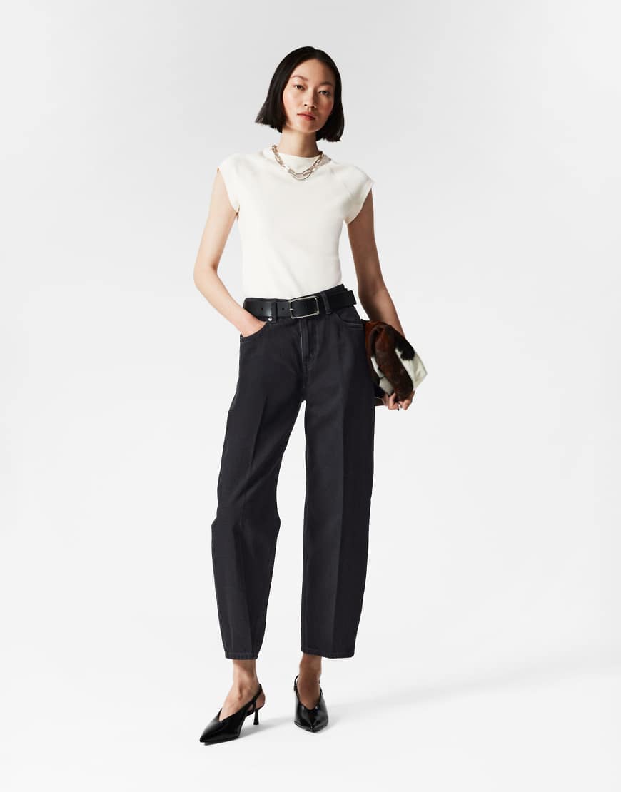 & Other Stories - Schmale Barrel-Jeans in verwaschenem Schwarz-Blau & Other Stories - Schmale Barrel-Jeans in verwaschenem Schwarz-Blau von Other Stories